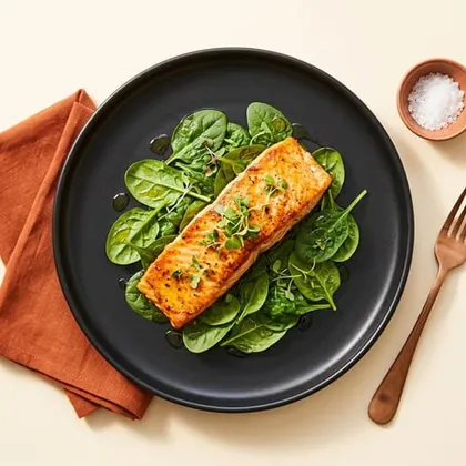 Glasierter Lachs auf Babyspinat